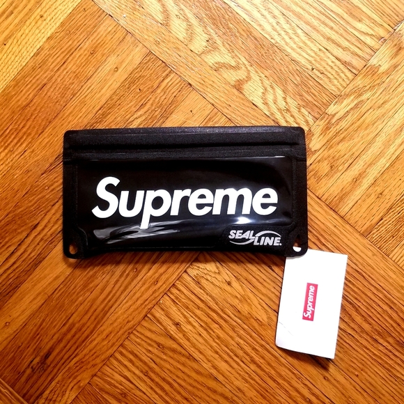 Waterproof pouch - Picture 2 of 3